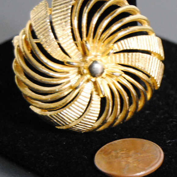 Gold Brooch Pin Sunburst Flower - Picture 4 of 4